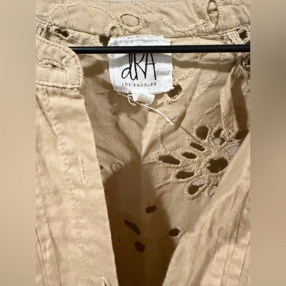 DRA Los Angeles Beige Eyelet V-Neck Dress size Medium (tag says large) - Picture 5 of 10